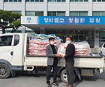 이명호위원 손수 재배한 무농약쌀 60포 피해가정 30세대 지원 사진